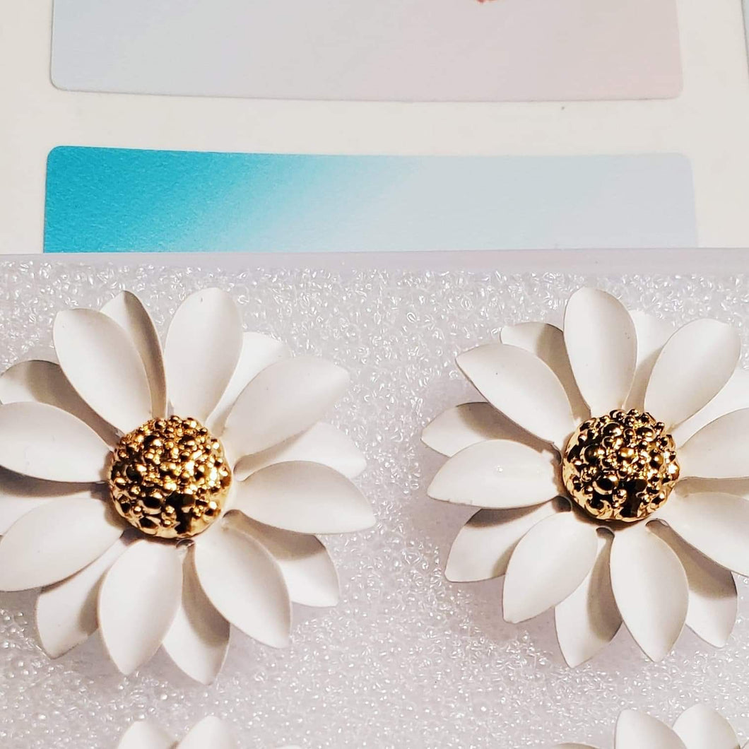 White Daisy Earrings